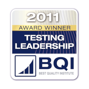 Quadratische Plakette mit dem BQI-Logo (Best Quality Institute) und einem stilisierten Balkendiagramm-Symbol für den Preisträger des Jahres 2011, Testing Leadership.