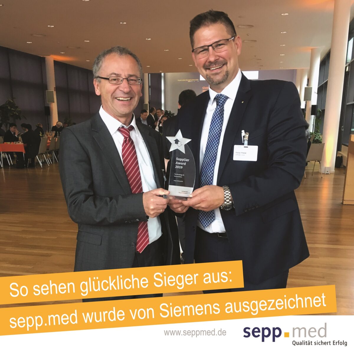 Zwei lächelnde Männer in Anzügen halten bei einer Indoor-Veranstaltung einen Glaspreis in der Hand. Der Text darunter lautet: So sehen glückliche Sieger aus: sepp.med wurde von Siemens ausgezeichnet. sepp.med-Logos sind ebenfalls sichtbar.